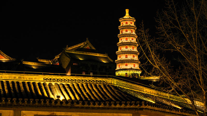 古北水镇夜色中的古塔与殿宇图片