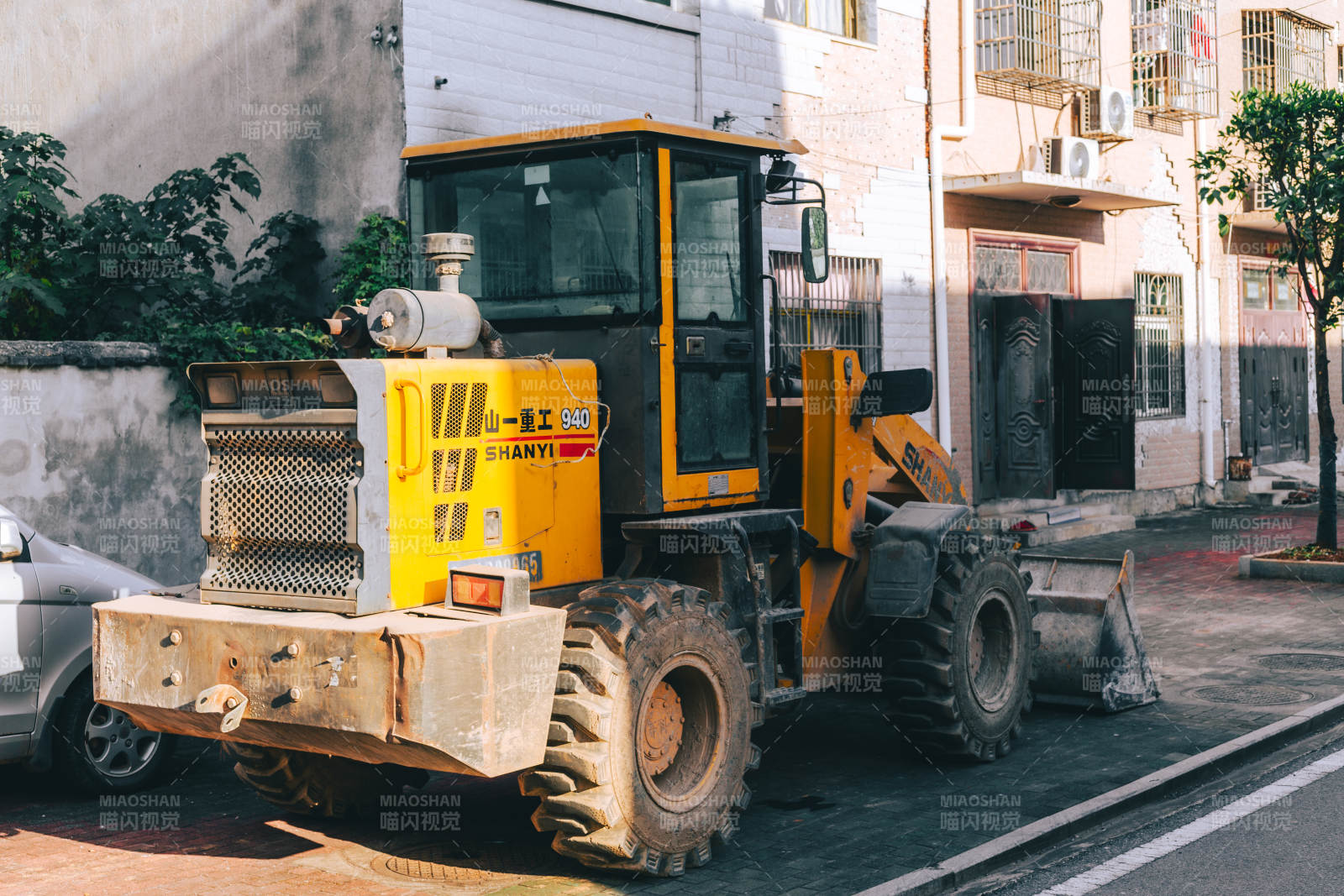 黄色装载机作业中图片