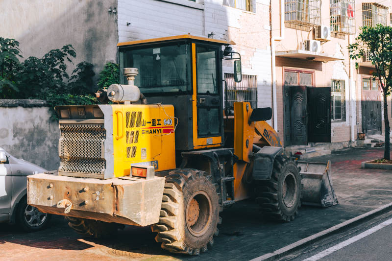 黄色装载机作业中图片