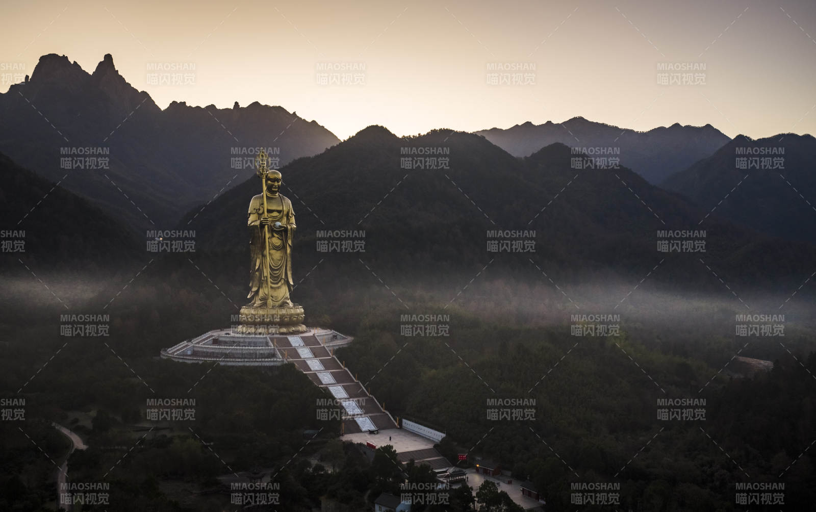 山巅金佛地藏菩萨图片