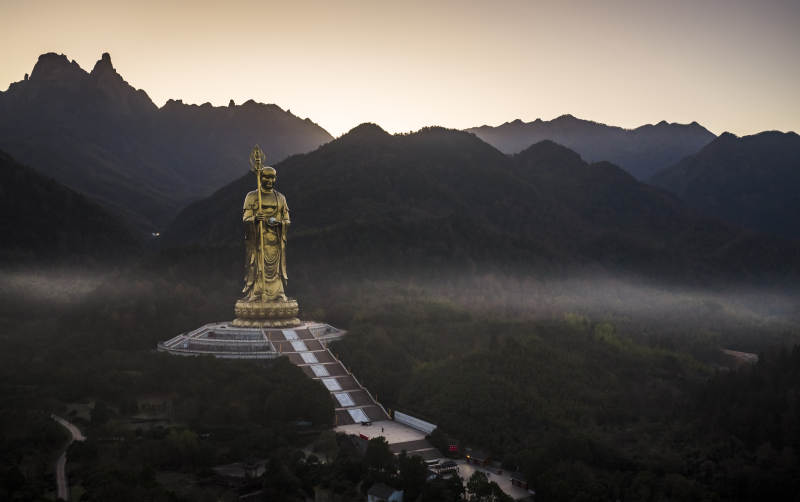 山巅金佛地藏菩萨图片
