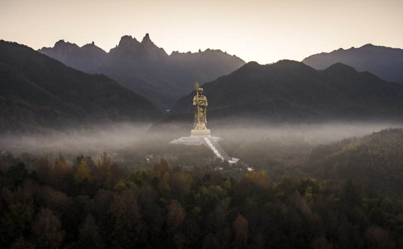 山间佛像晨雾图片