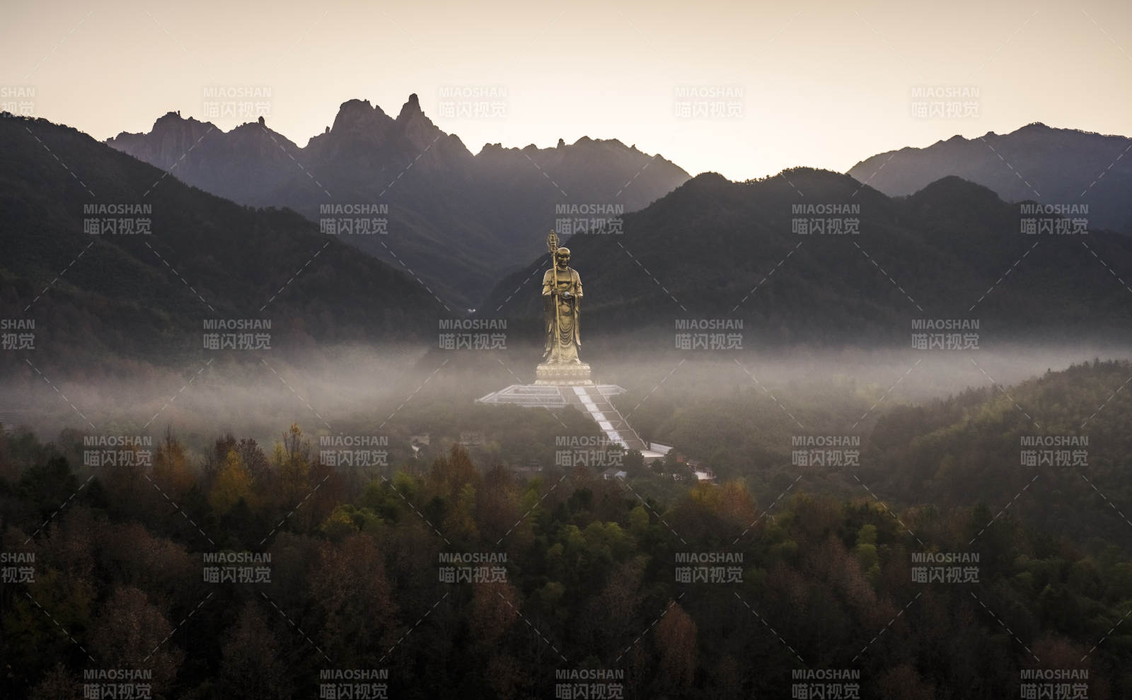 山间佛像晨雾图片