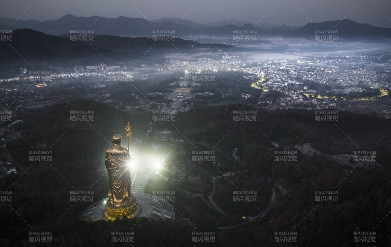 夜幕下的佛像光辉1图片