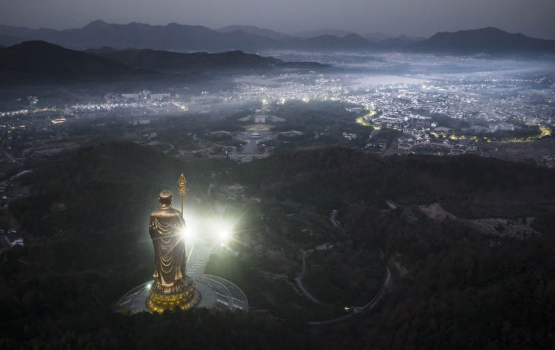 夜幕下的佛像光辉1图片