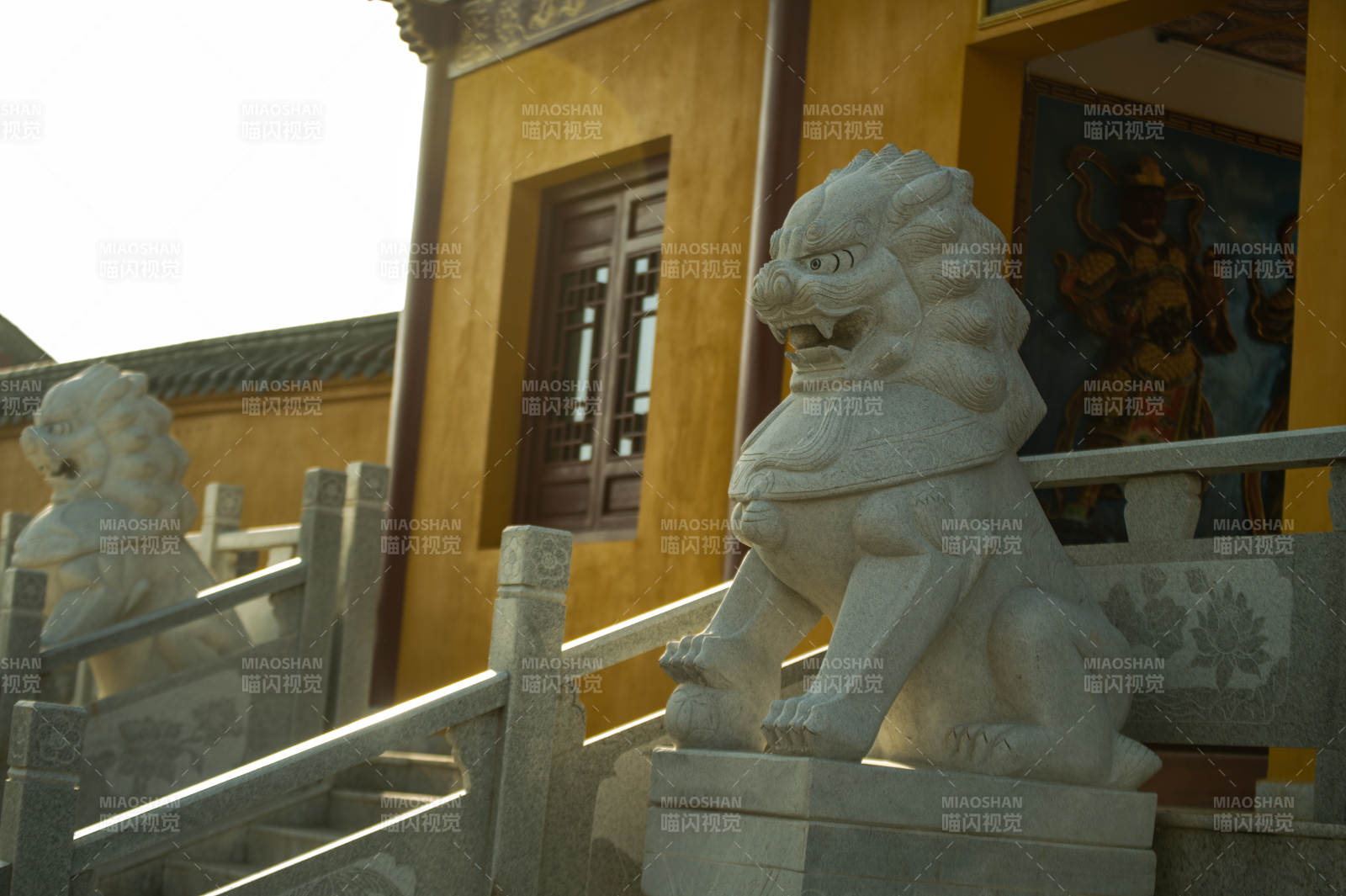 石狮守庙门—青龙山公园寺庙图片