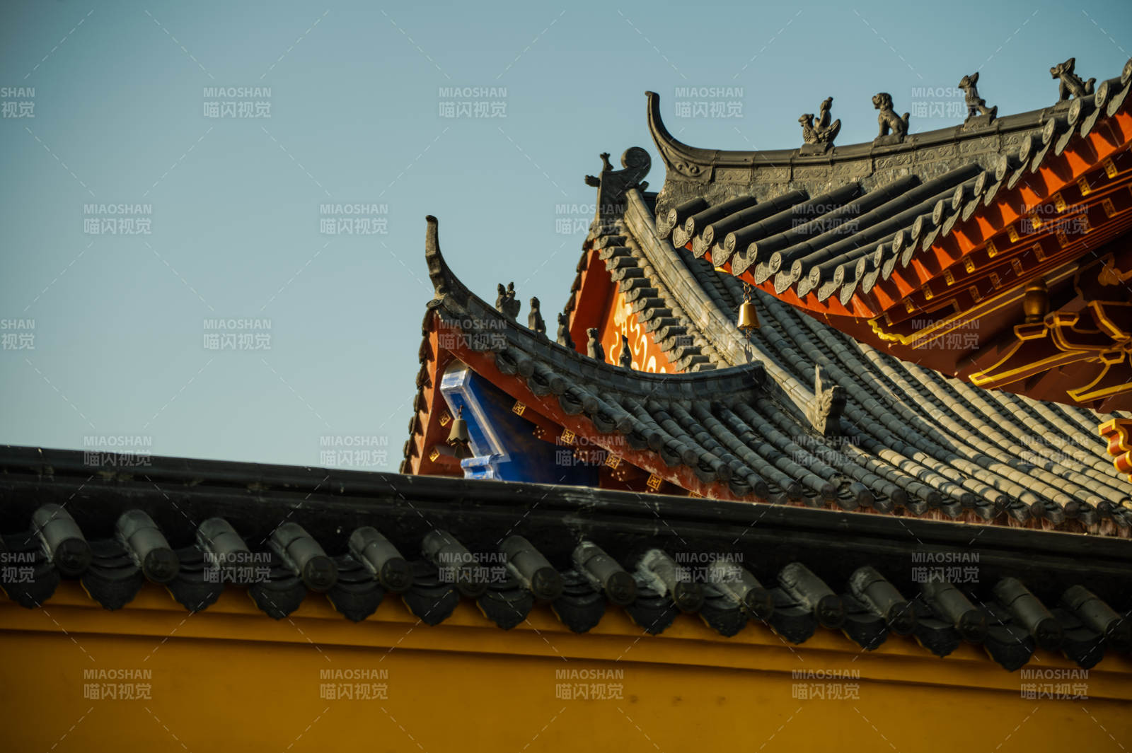 寺庙屋檐特写图片