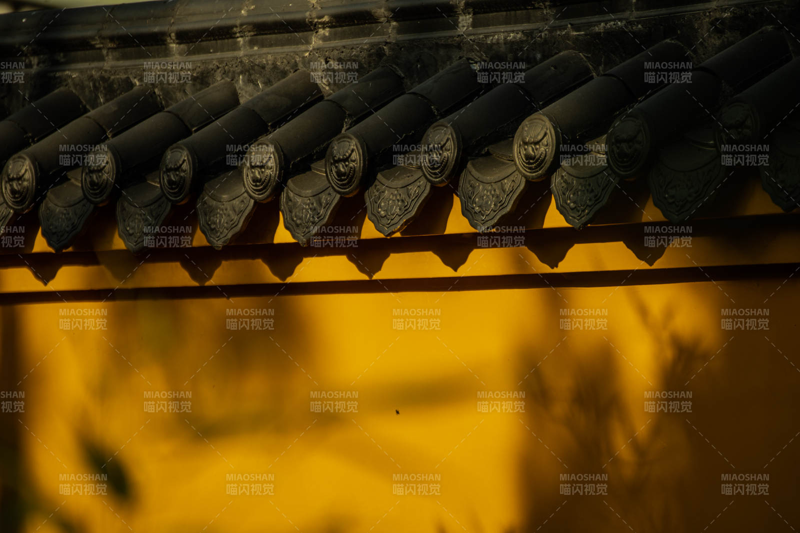 寺庙古檐斜影图片