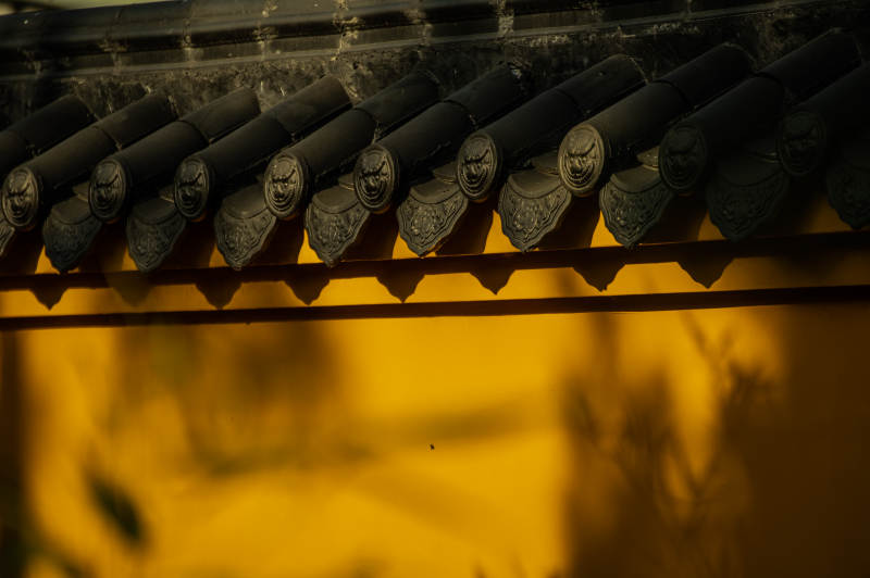 寺庙古檐斜影图片