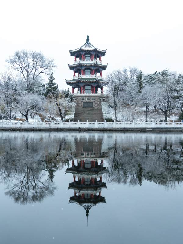 莱西市月湖公园雪中揽月楼倒影图片