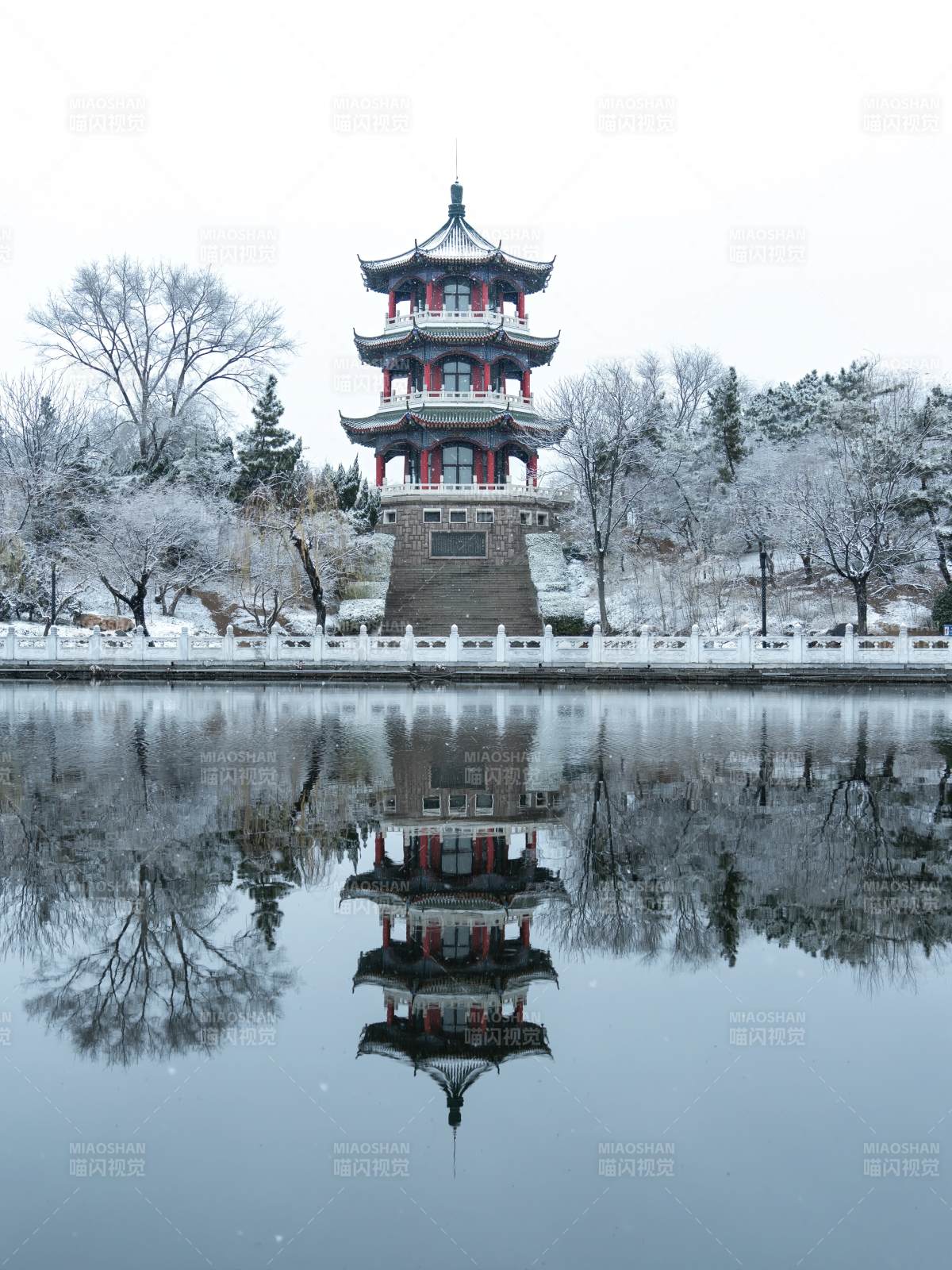 莱西市月湖公园雪中揽月楼倒影图片