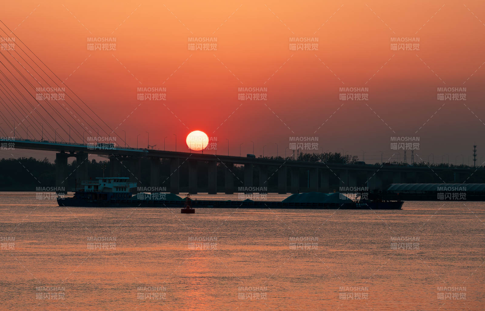 夕阳桥影水天一色图片
