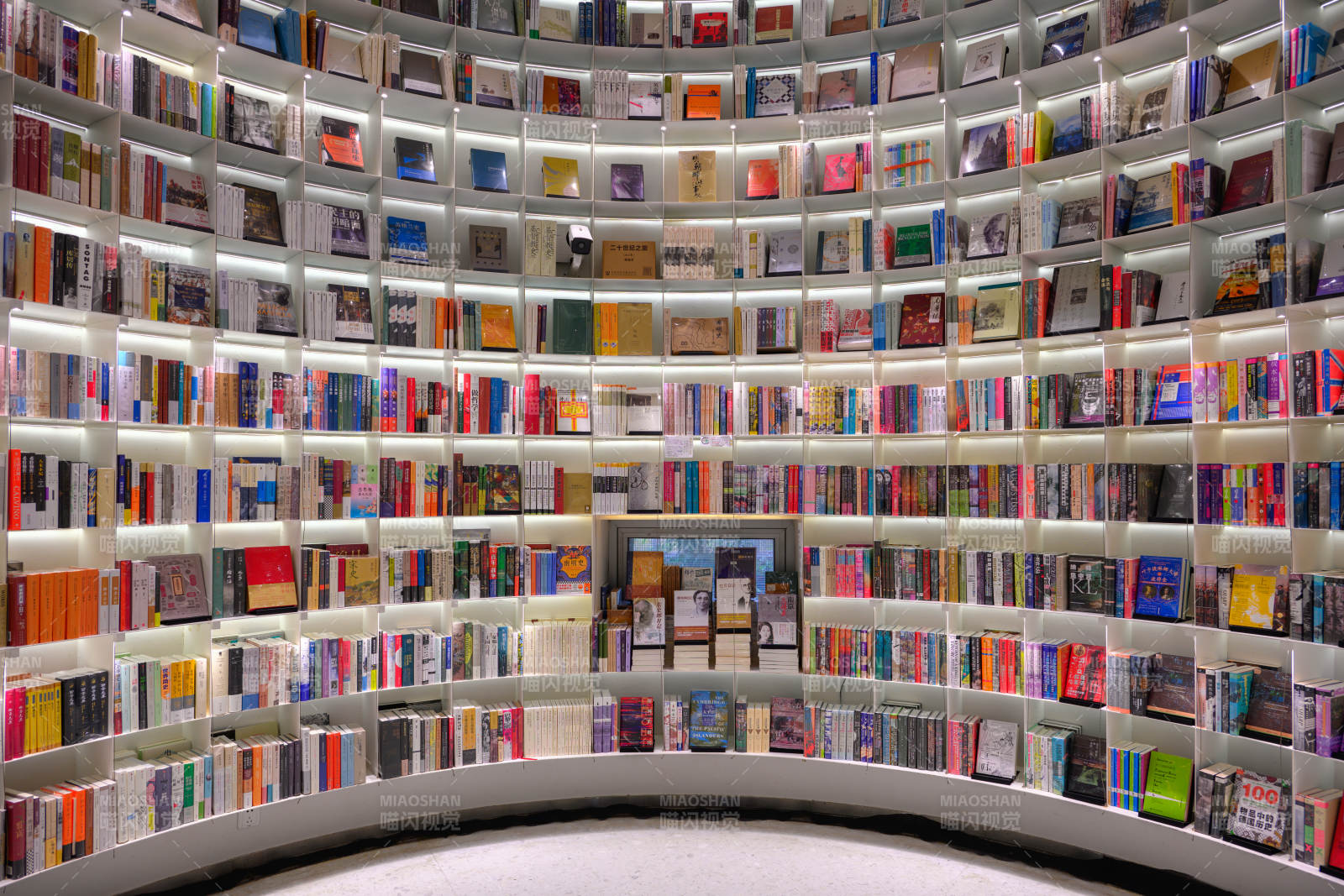 先锋书店书墙环绕的阅读空间图片