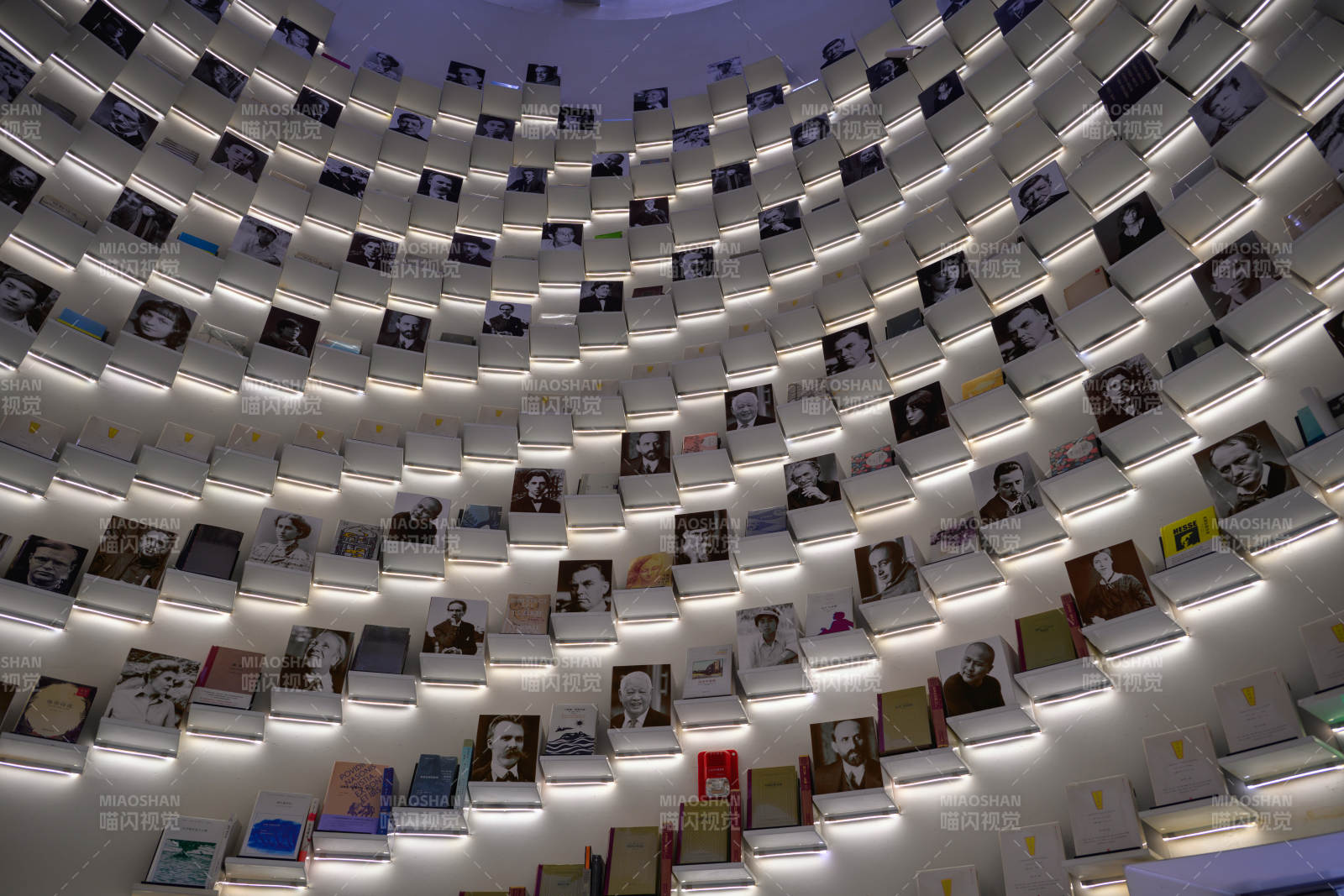 先锋书店光影书墙艺术展图片