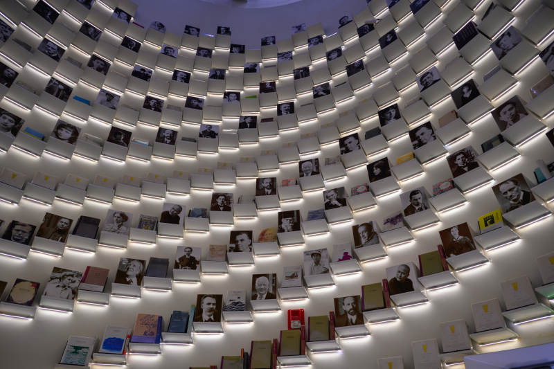 先锋书店光影书墙艺术展图片