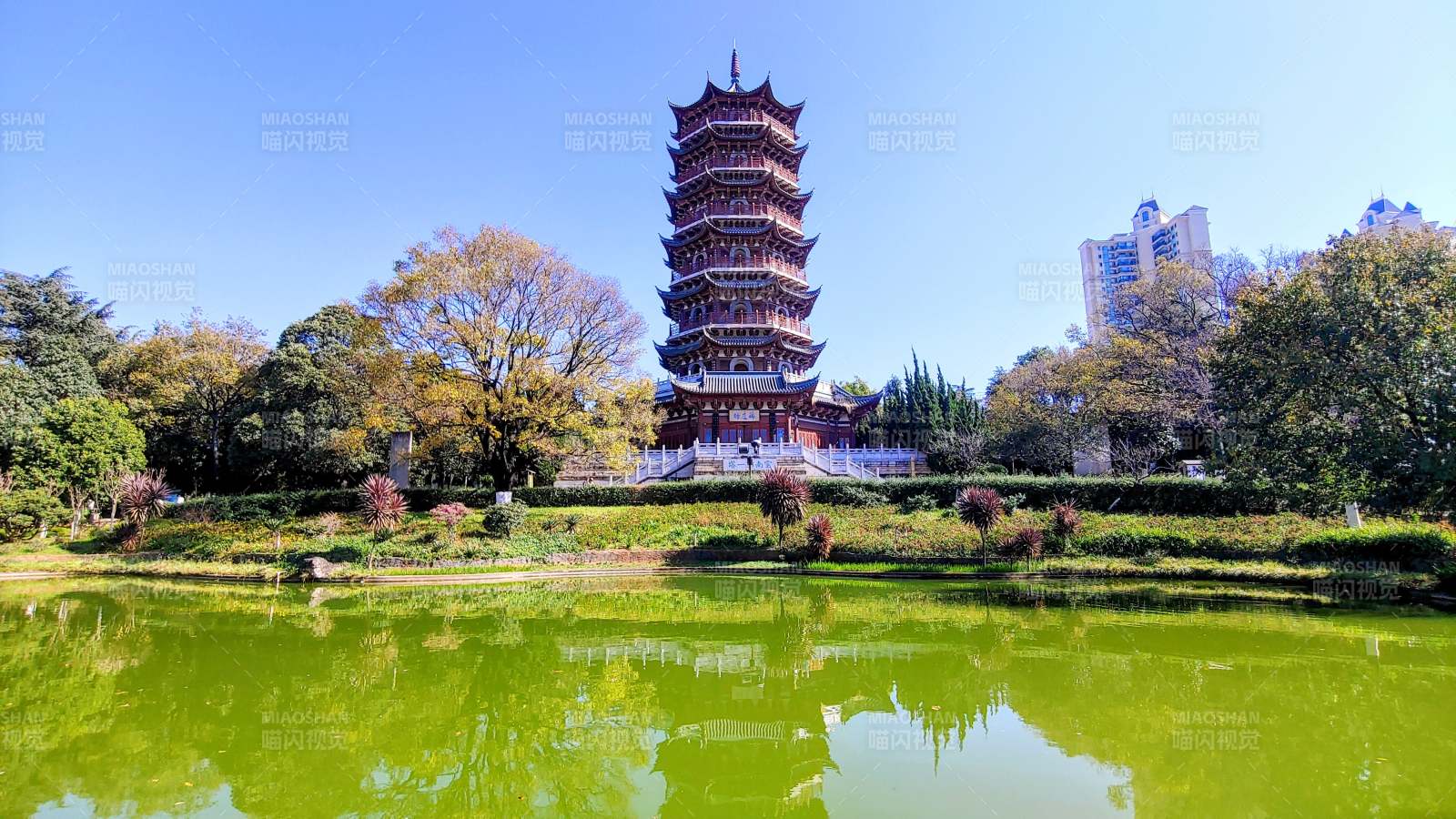 湖畔古塔映秋色 昆明昙华寺瑞应塔图片