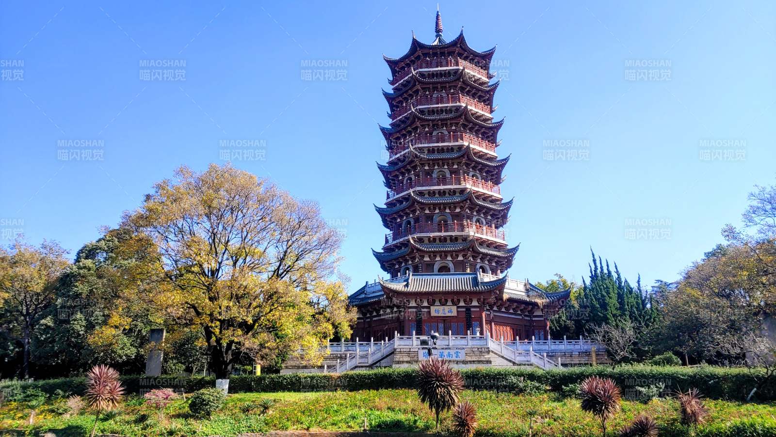 古塔秋景 昆明昙华寺瑞应塔图片