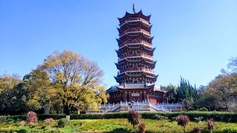 古塔秋景 昆明昙华寺瑞应塔图片