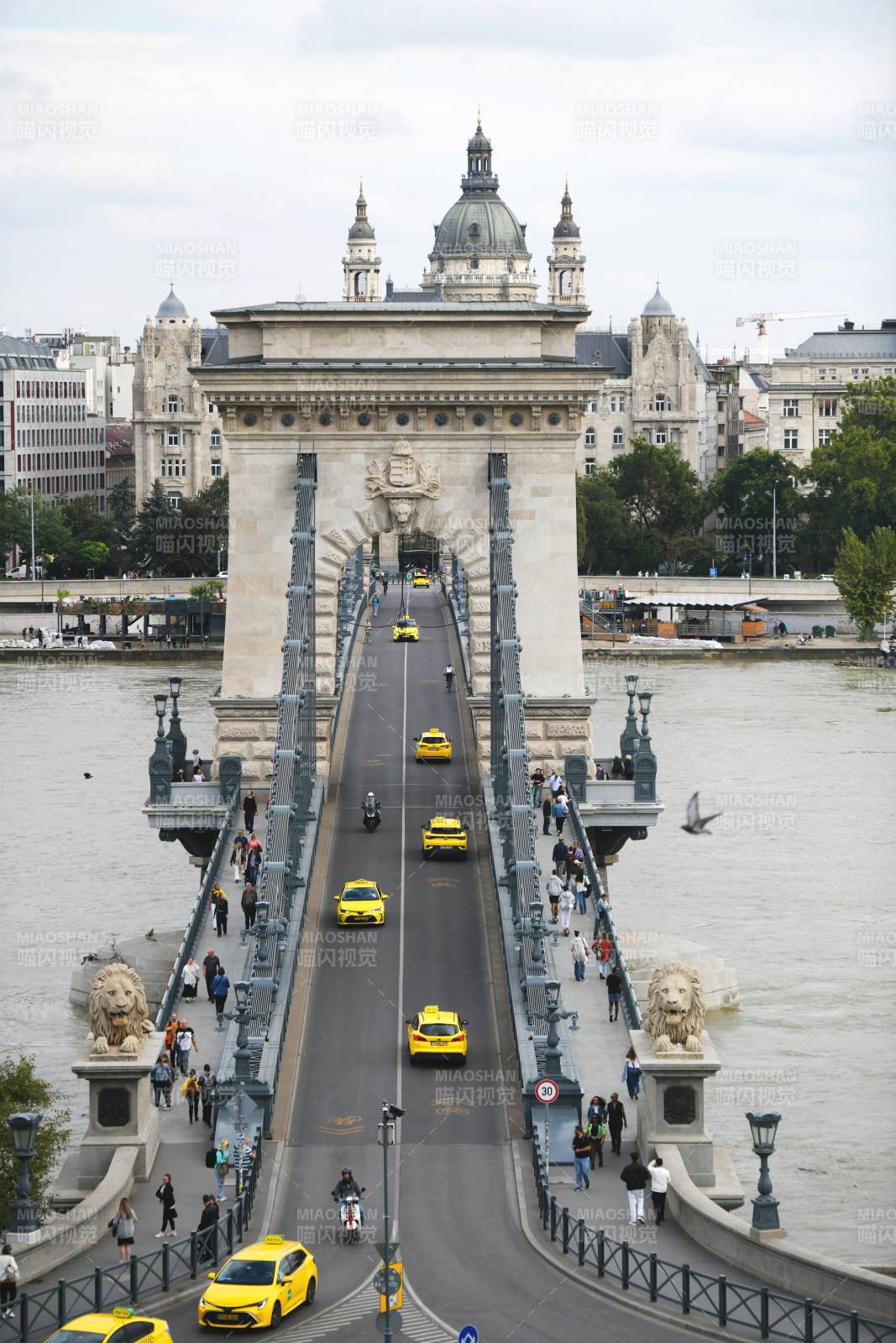 布达佩斯链桥上的黄色出租车图片