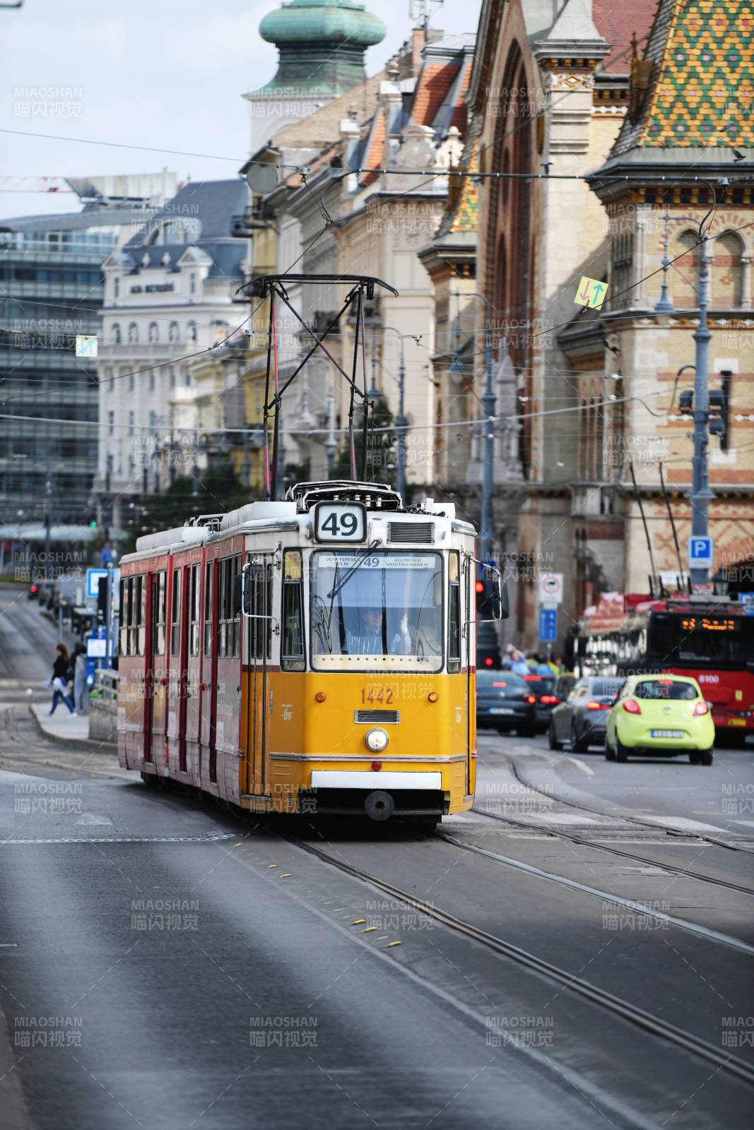 黄色电车穿行城市街景图片