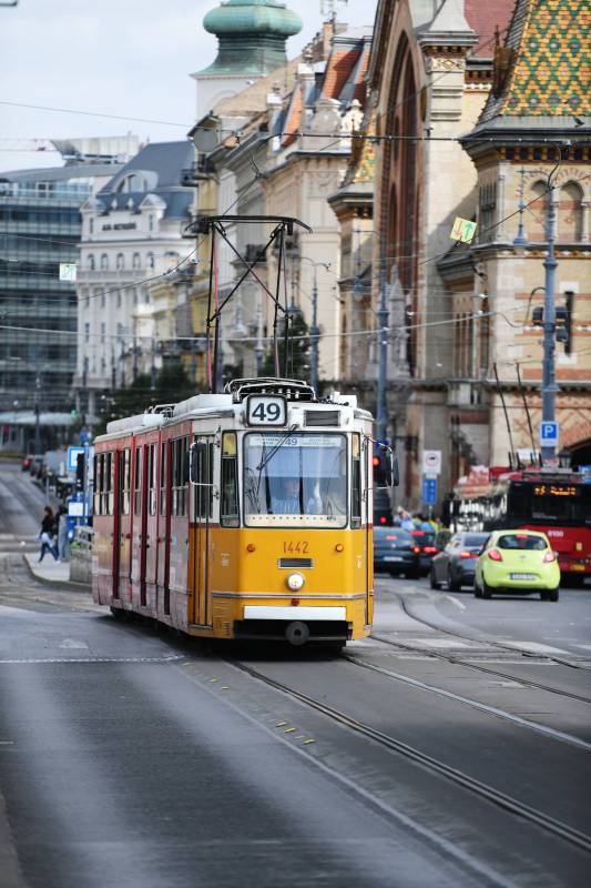 黄色电车穿行城市街景图片