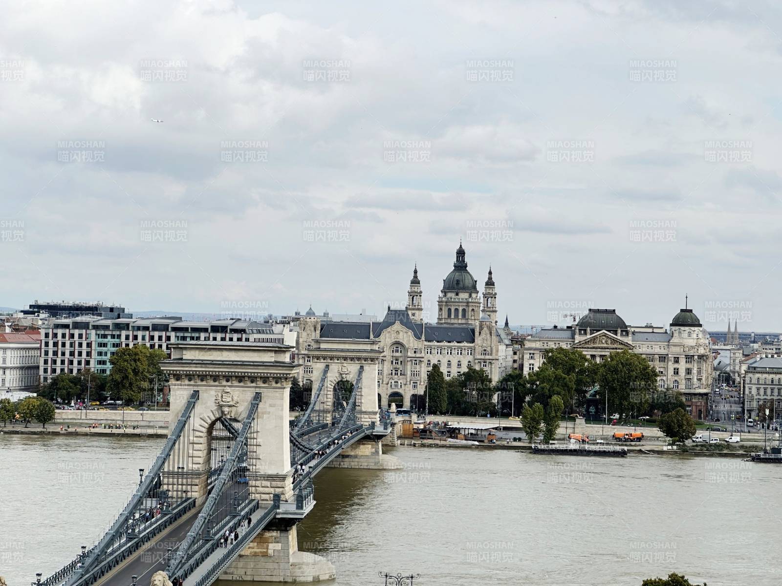 匈牙利布达佩斯链桥横跨多瑙河图片