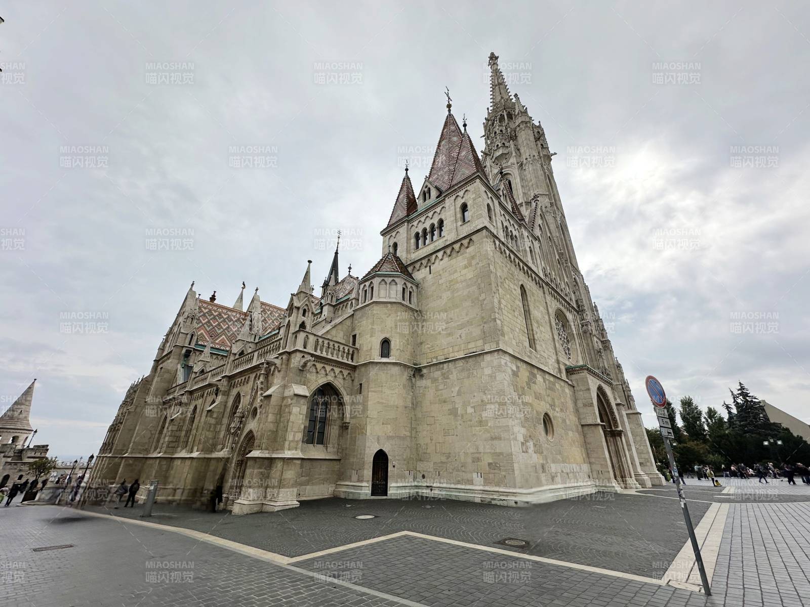 匈牙利布达佩斯宏伟教堂矗立广场图片