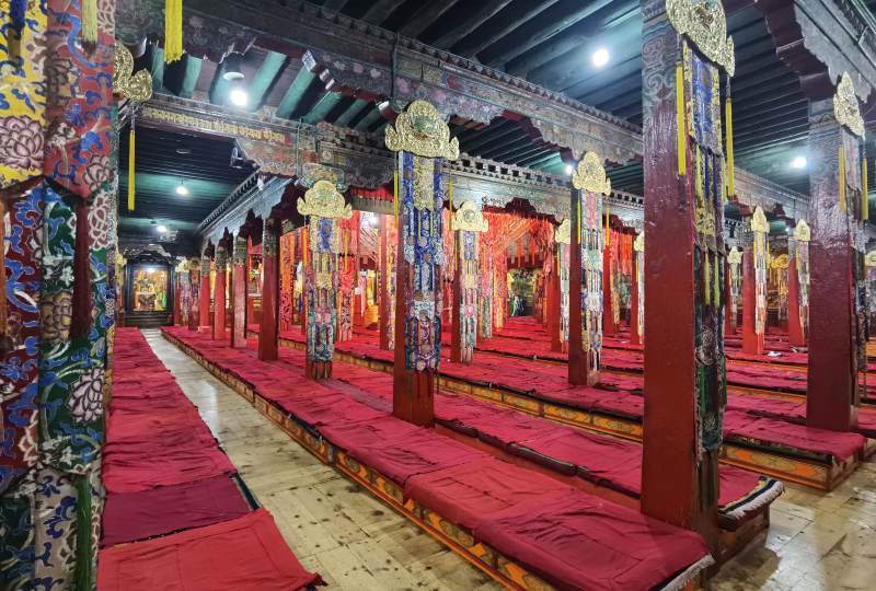 强巴林寺内部图片