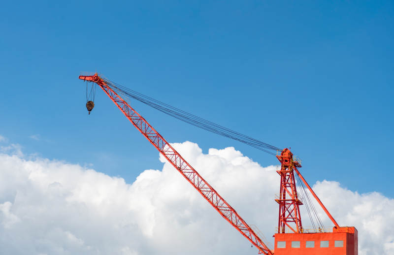 红色塔吊蓝天白云图片