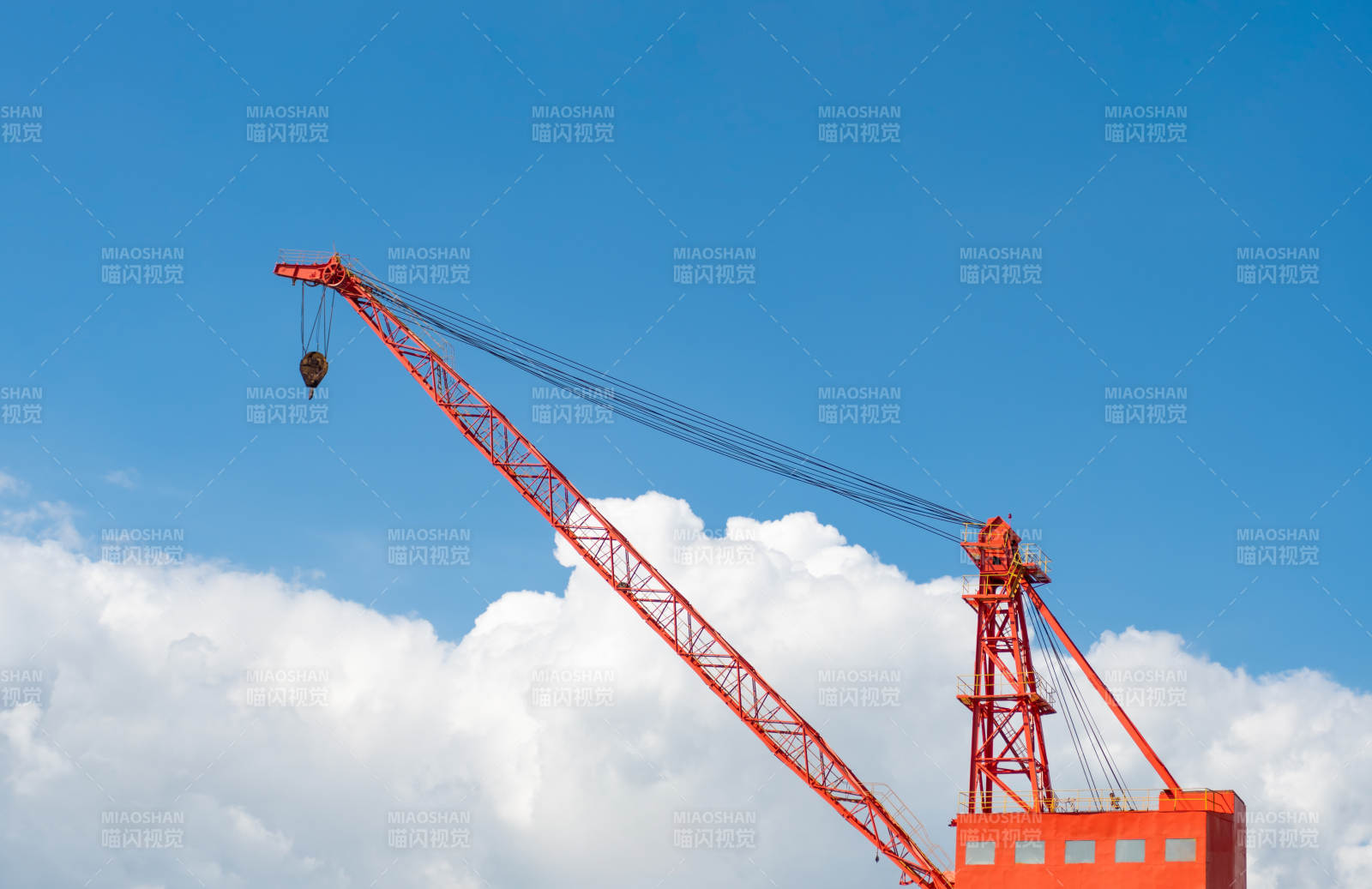 红色塔吊蓝天白云图片