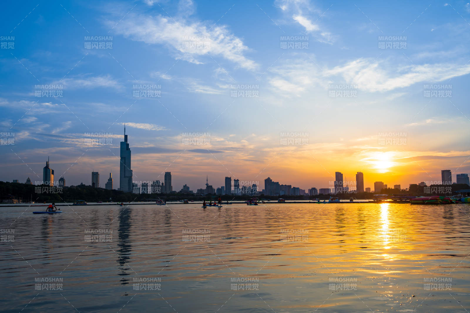 南京玄武湖城市湖畔夕阳美景图片