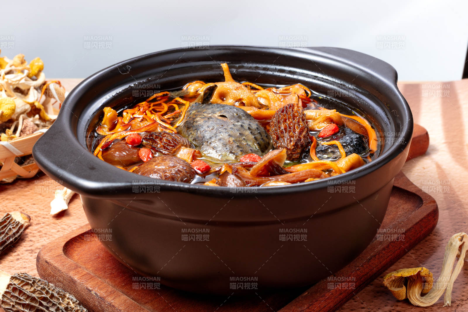 滋补菌菇乌鸡汤图片