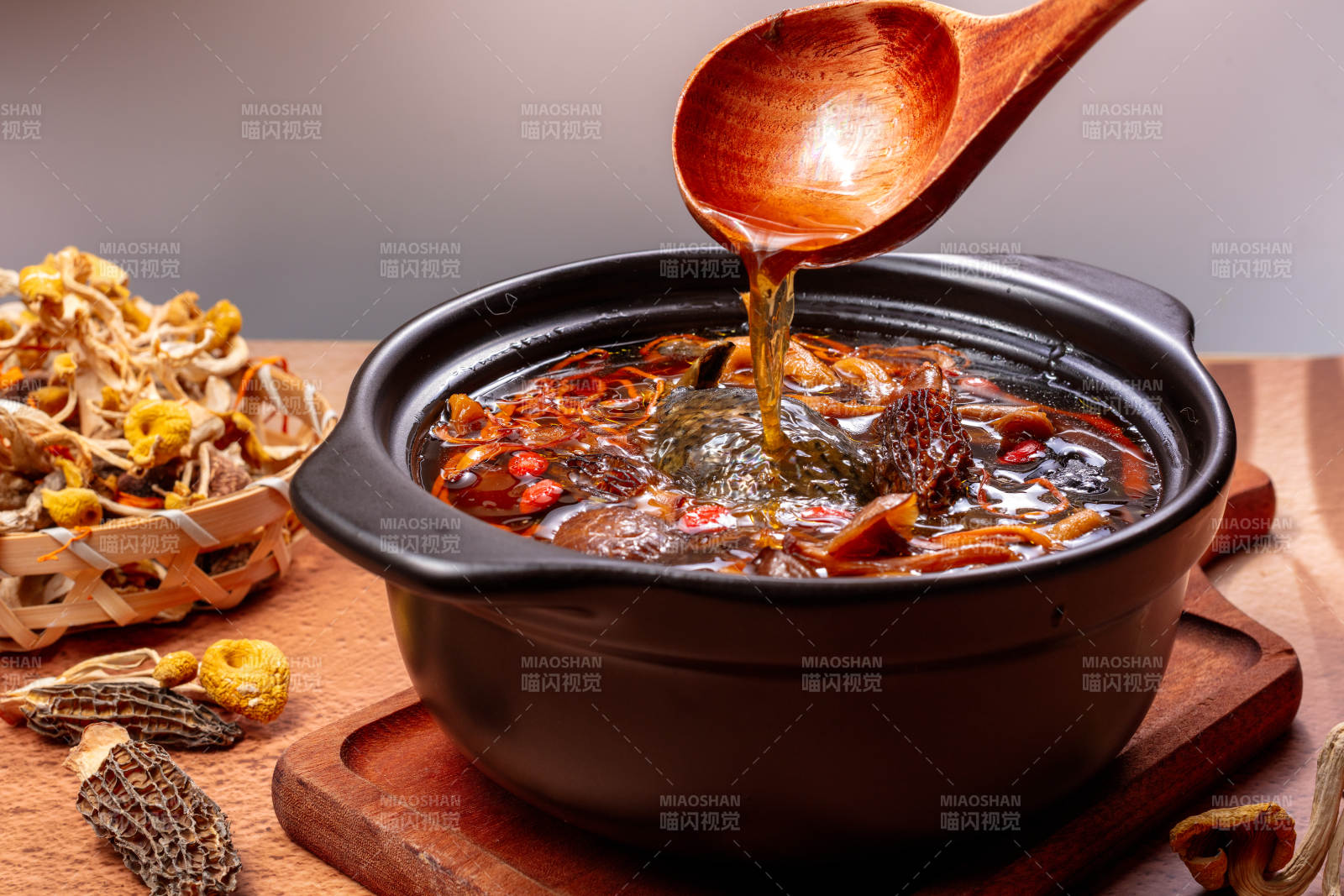 菌菇乌鸡汤图片