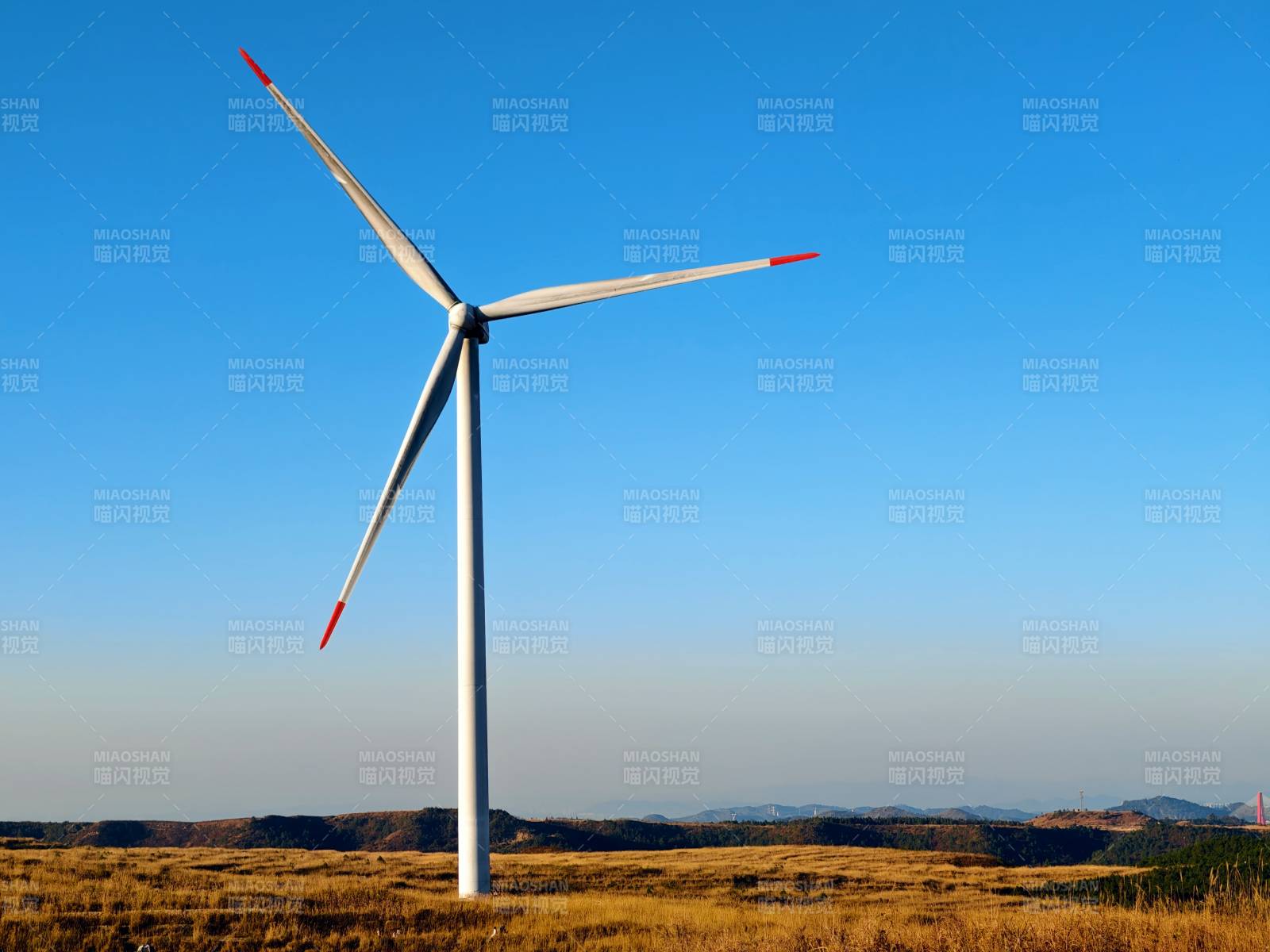 风车矗立草原图片