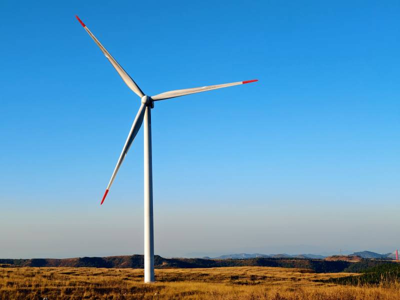 风车矗立草原图片