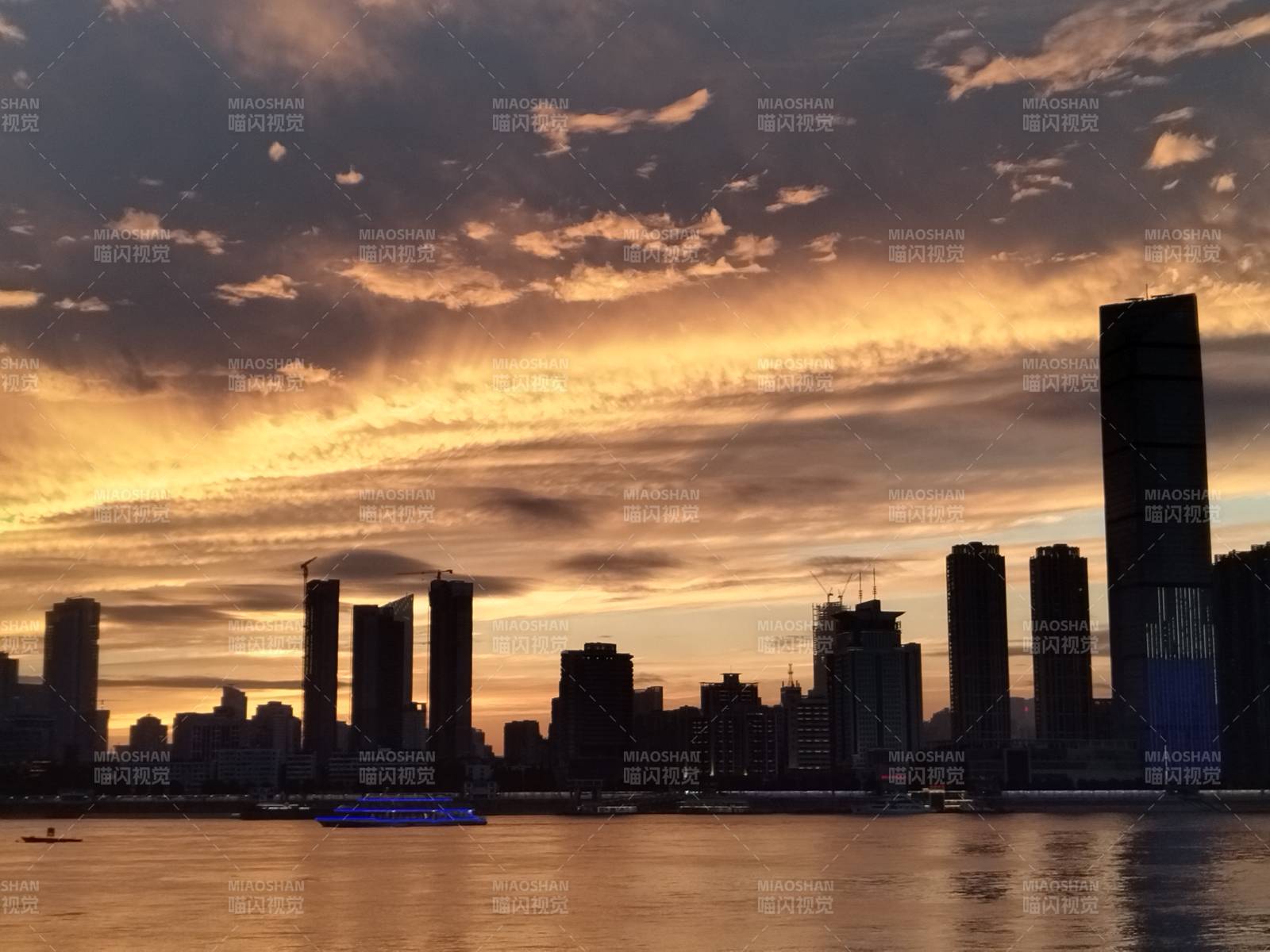 武汉城市黄昏剪影图片