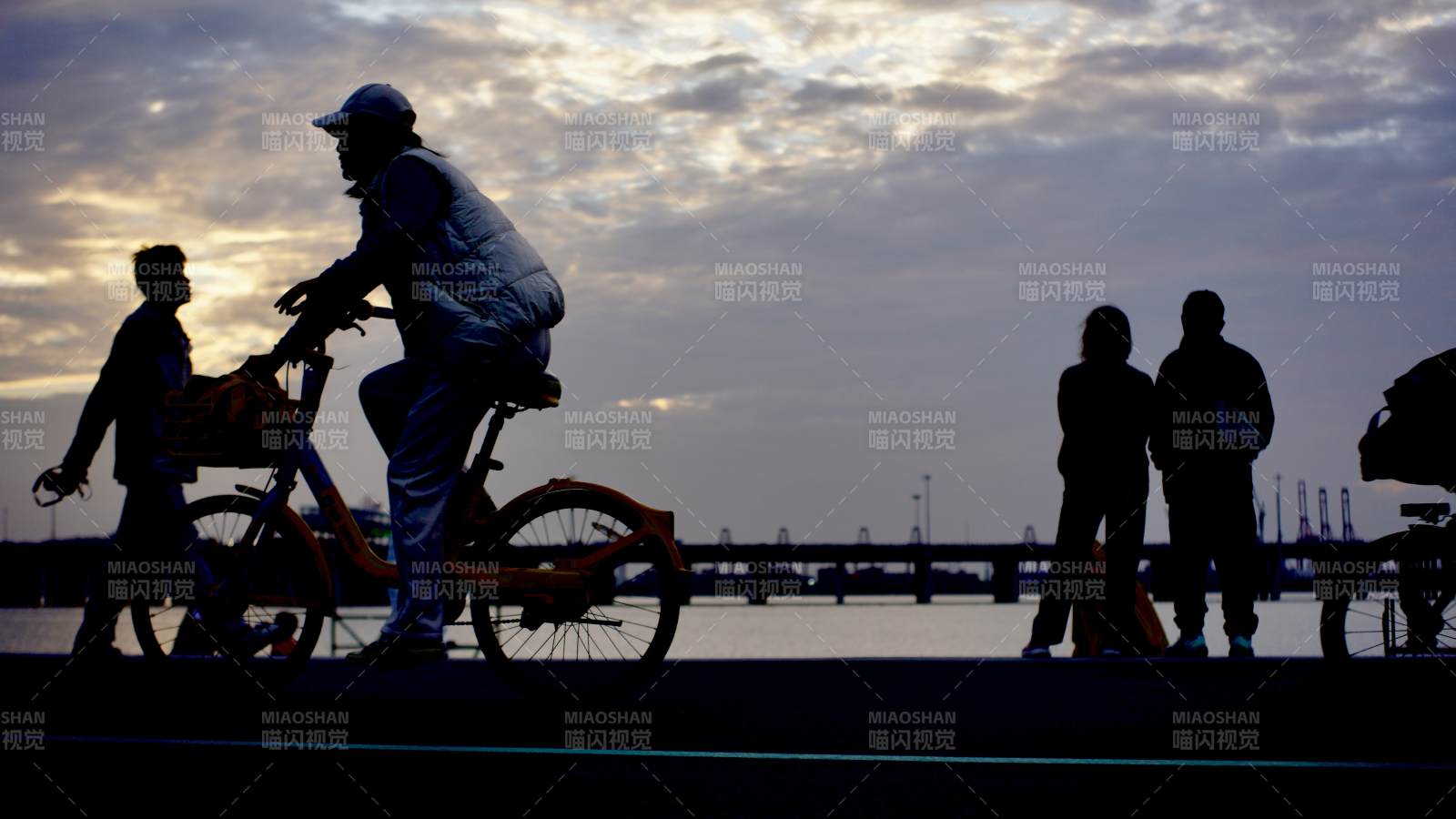 黄昏骑行剪影图片