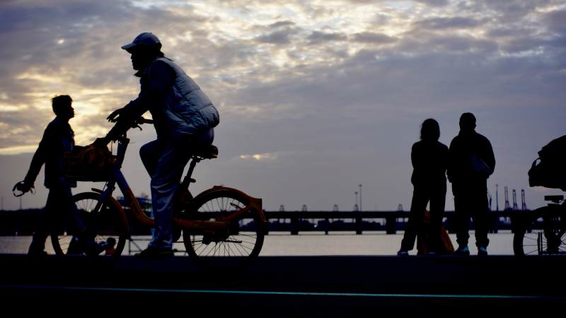 黄昏骑行剪影图片