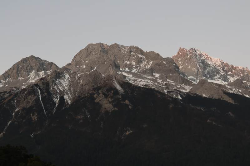 玉龙雪山 峰峦叠嶂图片