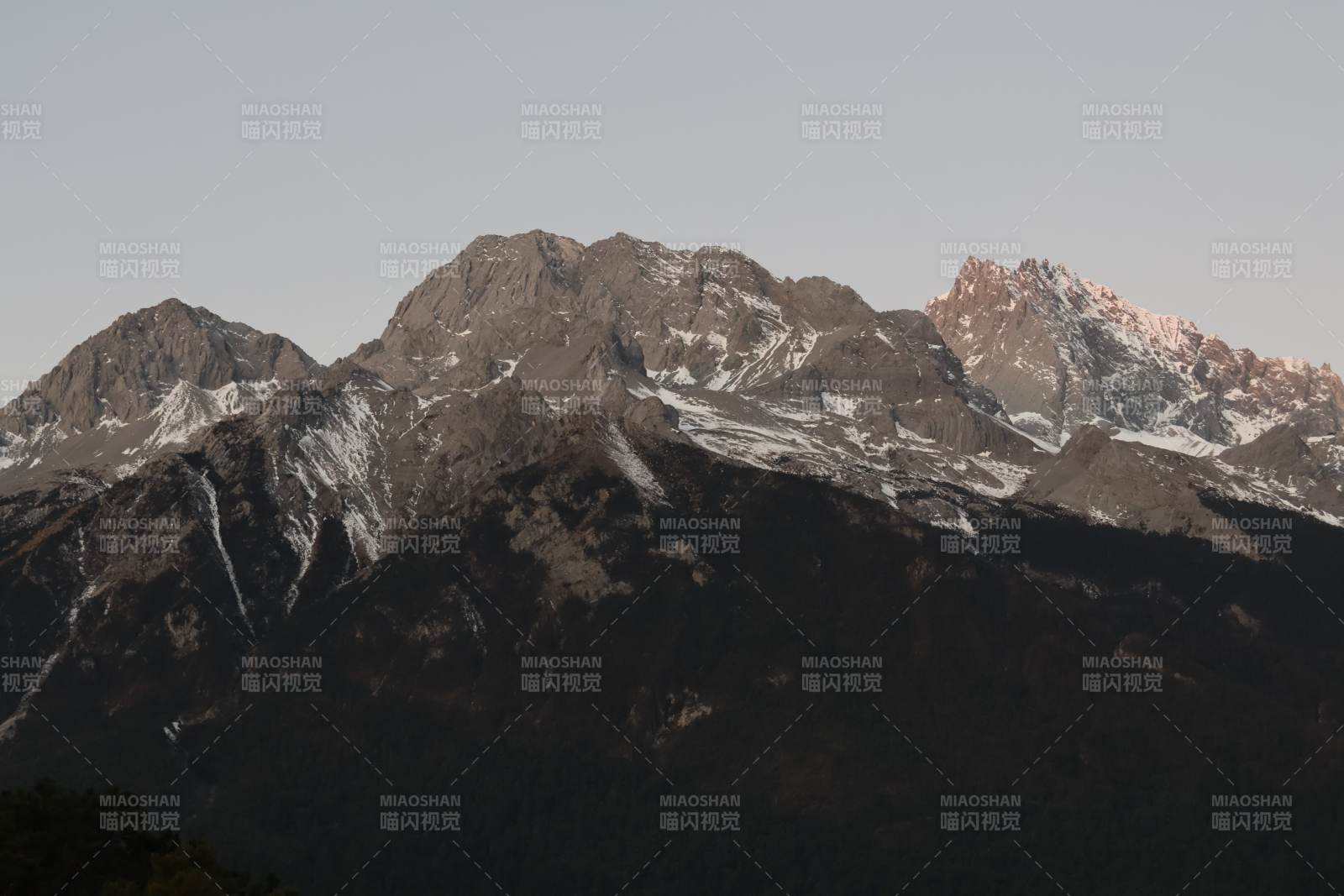 玉龙雪山 峰峦叠嶂图片