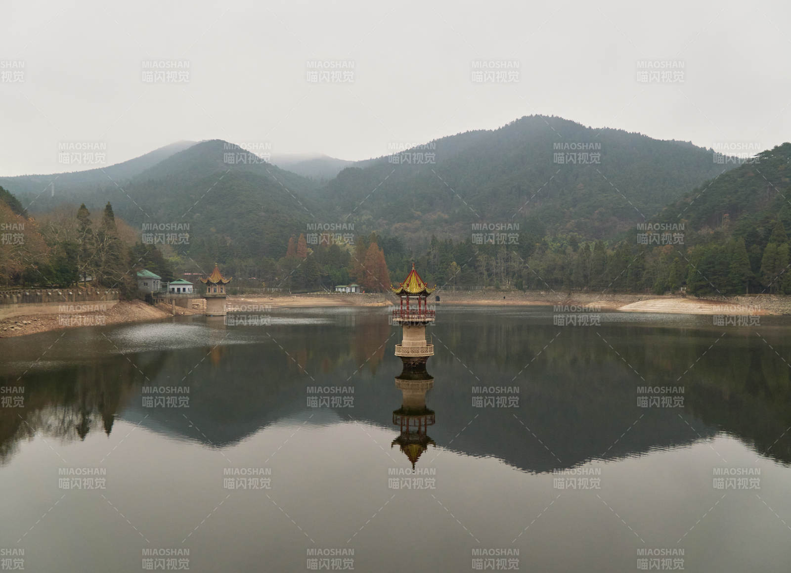 庐山芦林湖湖心亭景观图片