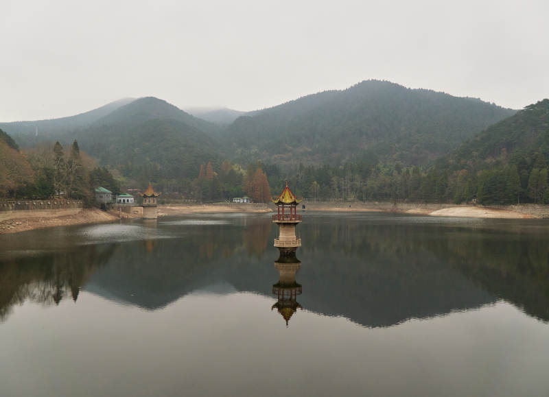 庐山芦林湖湖心亭景观图片