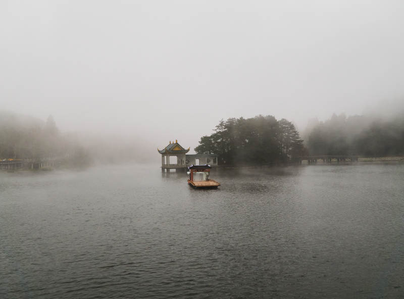 庐山如琴湖雾景风光图片