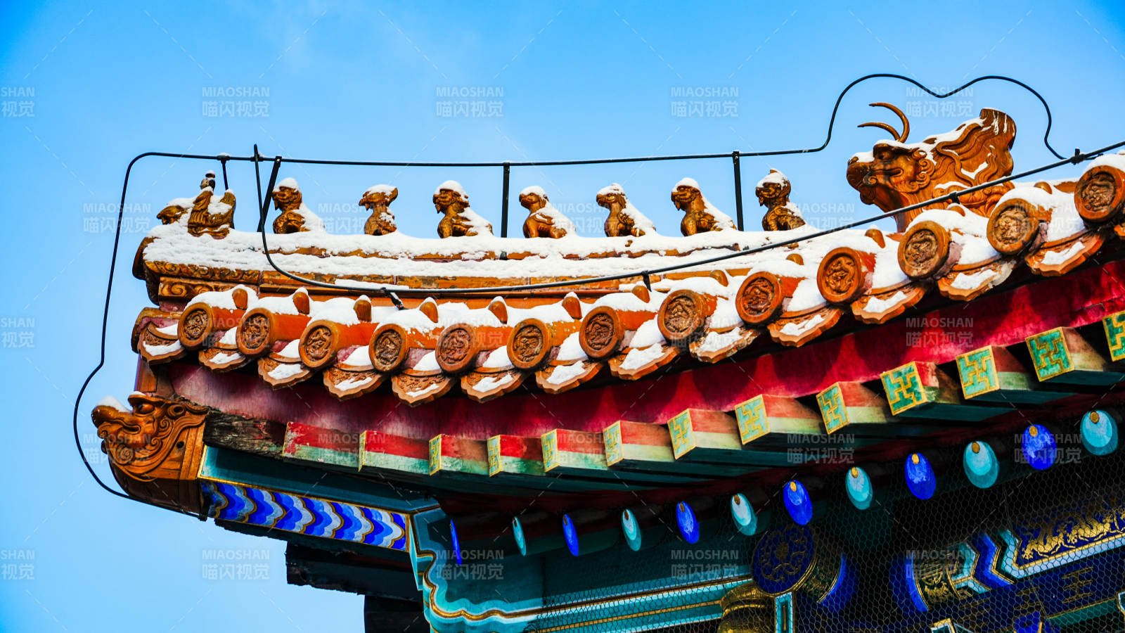 古建筑屋檐雪景图片