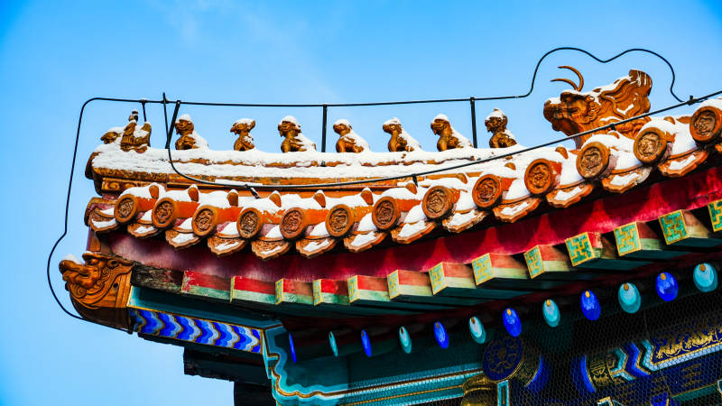 古建筑屋檐雪景图片