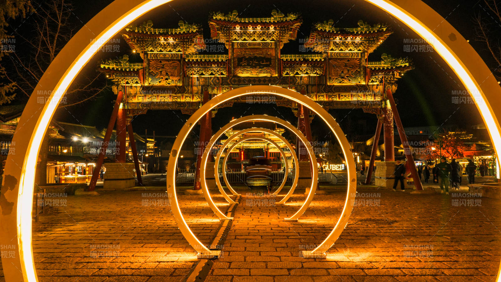 古北水镇夜景拱门映古塔图片