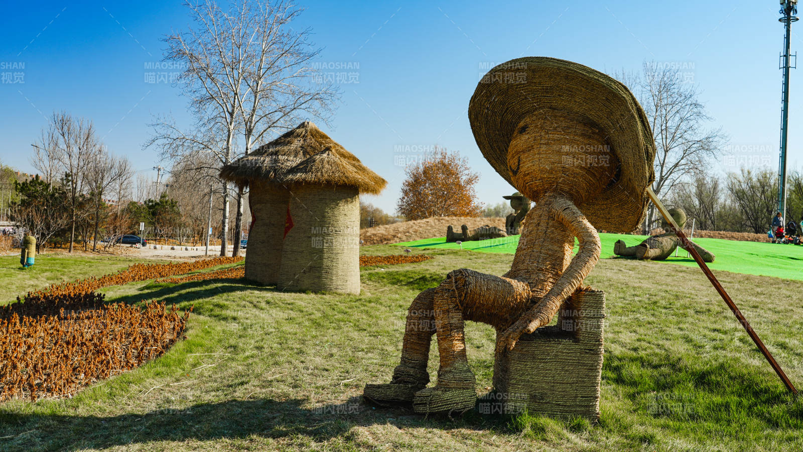 稻香花海稻草人静坐田园图片