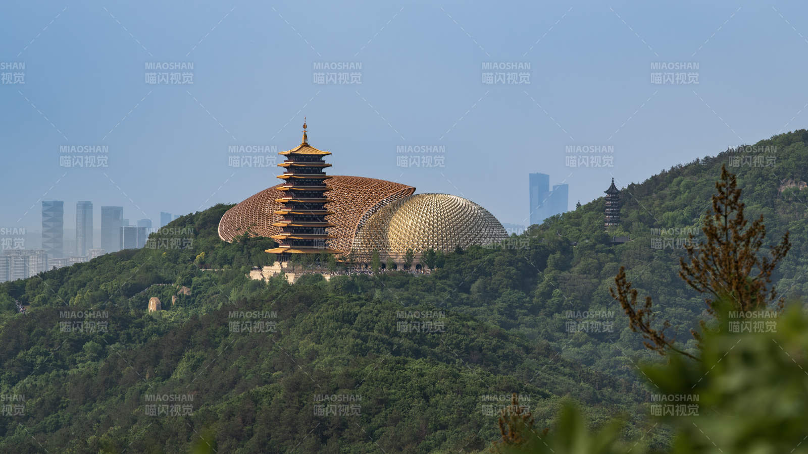 南京牛首山古塔与现代建筑图片