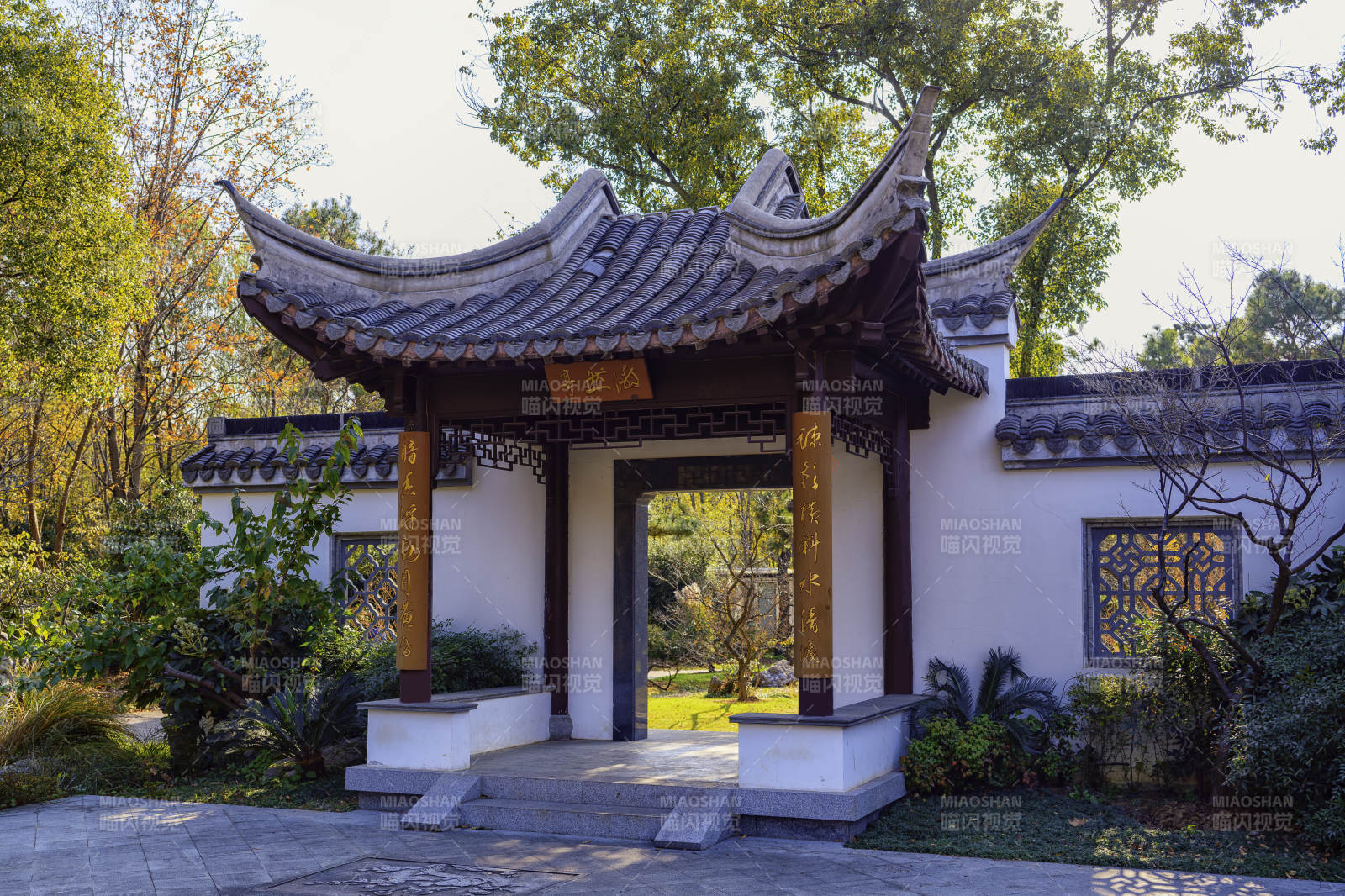 南京明孝陵景区中式园林门楼图片