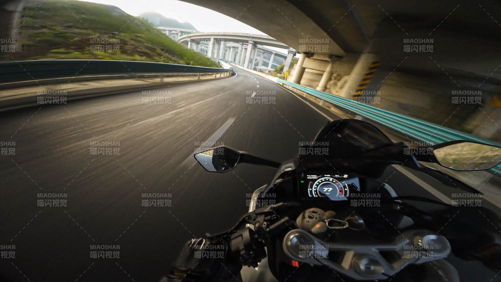 疾驰的摩托车图片